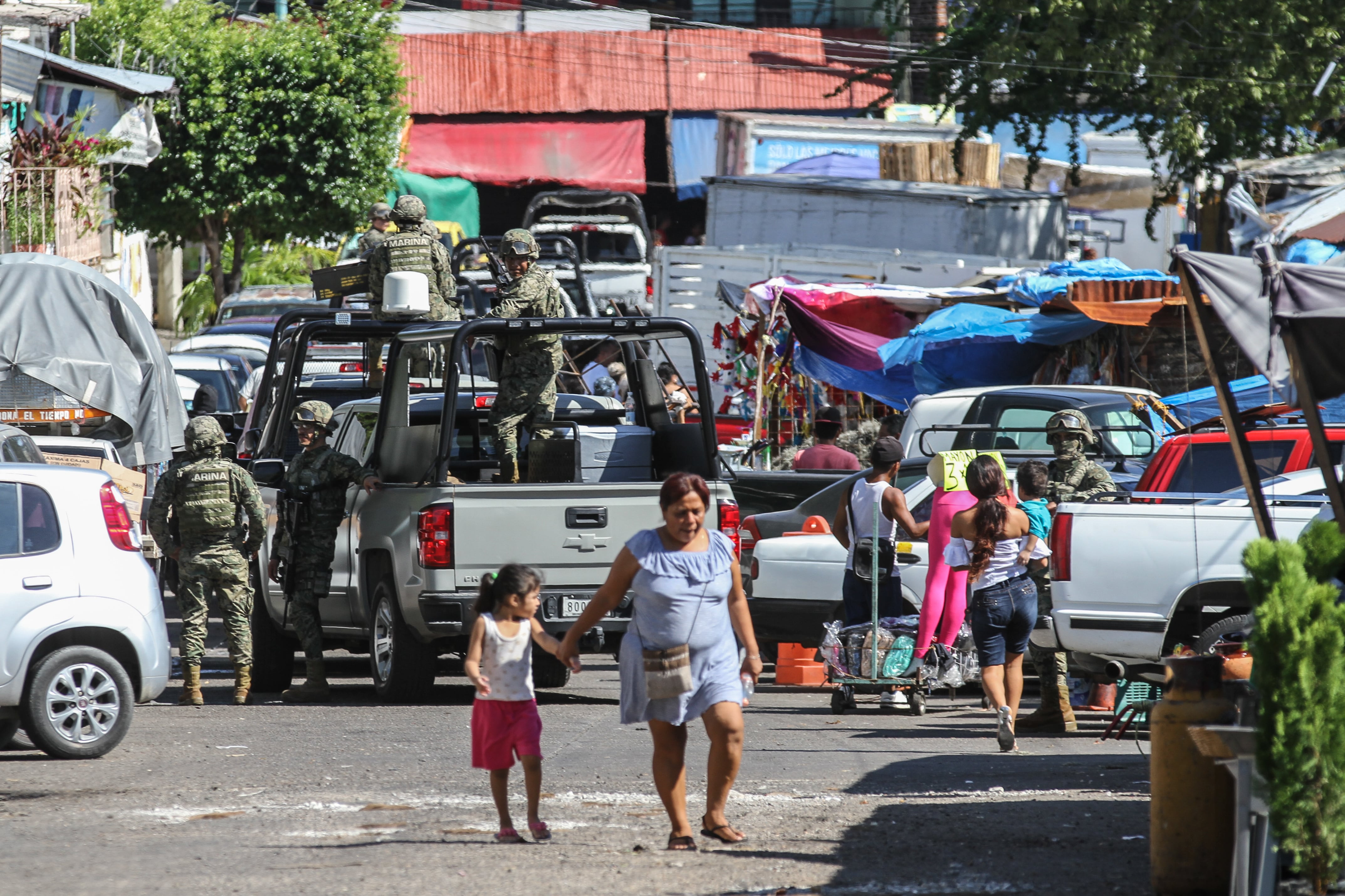 ACAPULCO, GUERRERO, 04DICIEMBRE2018.- Elementos de la Secretaría de Marina, Policía Federal, Gendarmería, Policía Estatal, Agente Ministeriales y Policías Municipales realizaron varios operativos en el Mercado Central de Acapulco y en su calles aledañas, como resultado de estas acciones se detuvo a cinco hombres, uno por administrar máquinas traga monedas, locatarios denuncian que estos aparatos sirven como fuente de financiamiento del grupo criminal Cartel Independiente de Acapulco, además de que a ellos les cobran
