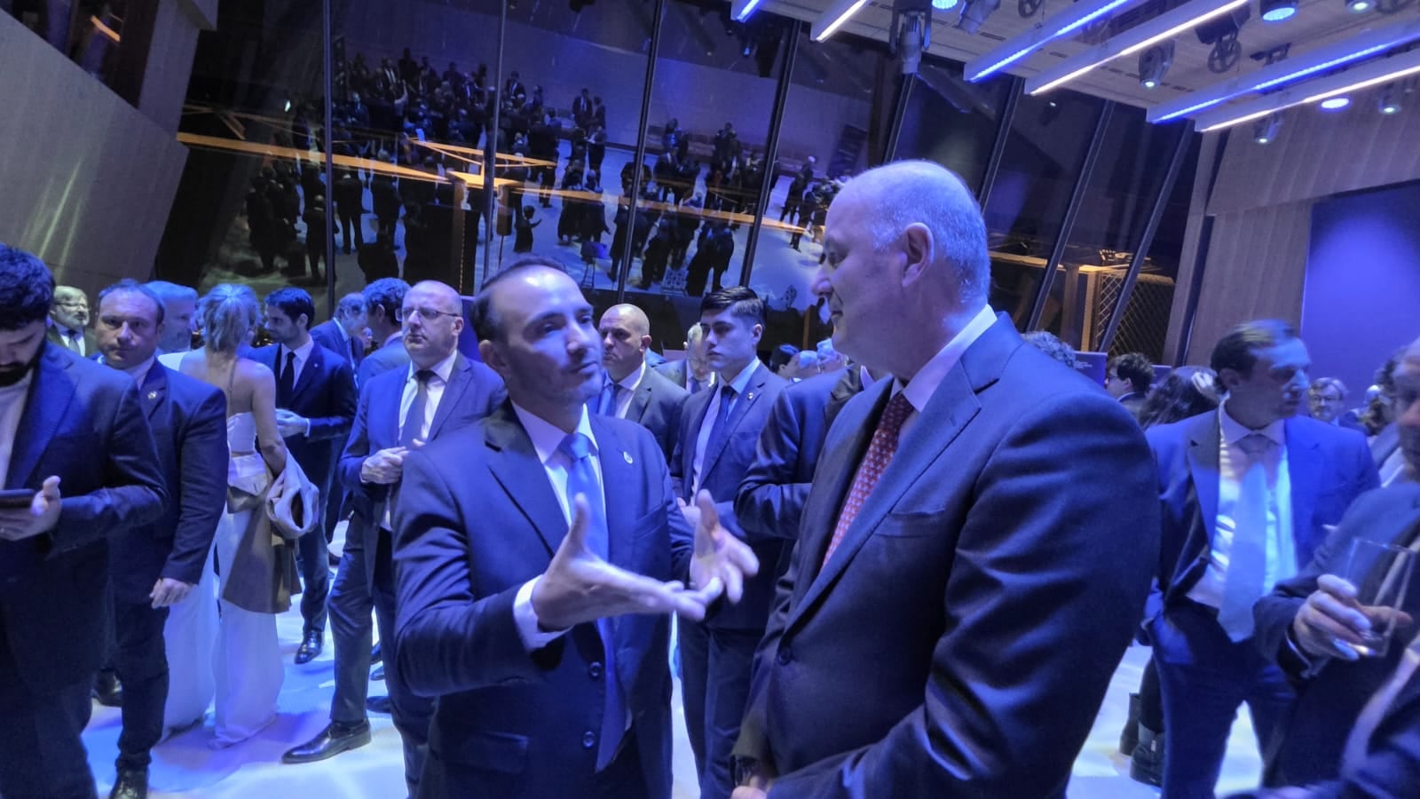 El Gobernador de Corrientes Juan Pablo Valdez junto al ministro de Desregulación Federico Sturzenegger. Funcionarios del gobierno argentino se reunieron en París para promover inversiones extranjeras.