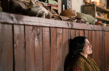 Valle Salvaje: Luisa llora en la cabaña de las parteras. (RTVE)
c