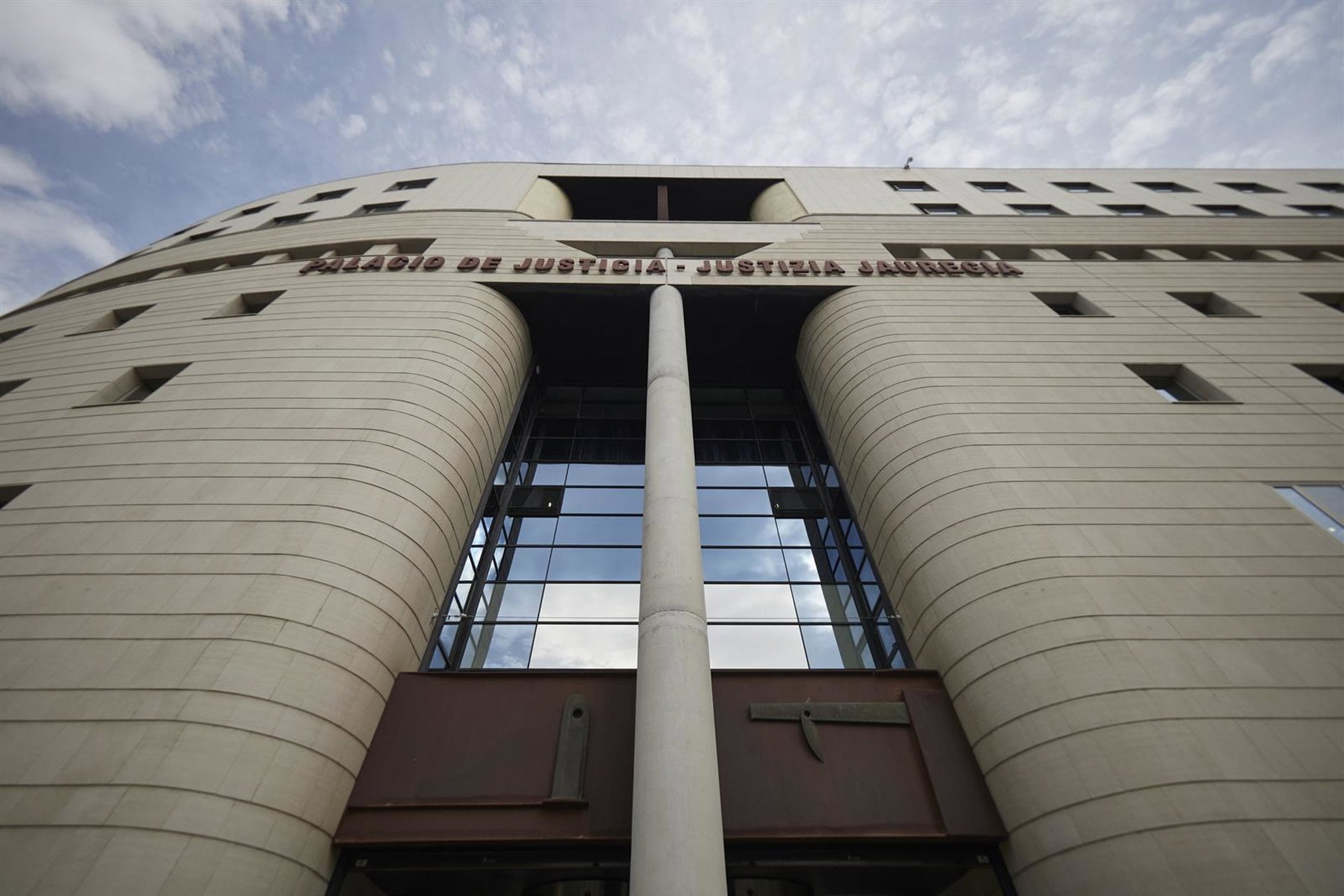 13/09/2021 Entrada del Palacio de la Justicia de Pamplona, el día de la reanudación de su juicio, a 13 de septiembre de 2021, en Pamplona, Navarra (España). Pachi Izco, expresidente de Osasuna entre los años 2002 y 2012, ha aceptado este lunes su condena por apropiación indebida y por falsedad contable cometidos entre las temporadas 2004-2005 y 2010-2011 el día en que se reanudaba su juicio. La fiscal solicitaba para Izco 14 años de cárcel por un delito continuado de apropiación indebida y otros cuatro delitos por falsear las cuentas, así como que indemnizase al club con 1.480.262,84 euros, cantidad que a su juicio salió de las arcas rojillas sin justificar.POLITICA Eduardo Sanz - Europa Press