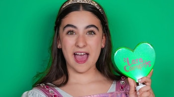 Lara Campos durante una de sus presentaciones en vivo, donde destaca por su energía y conexión con el público juvenil.