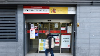 Cuándo se cobra el paro en mayo de 2025: día que paga CaixaBank, ING, BBVA y otras entidades