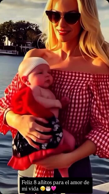 Una de las postales que