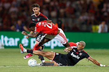 Angolan Y Kaly en el estadio Municpal de Rio Maior, al Norte de Lisboa, marcando a Jhon Jáder Durán-crédito Filipe Amorim/AFP
