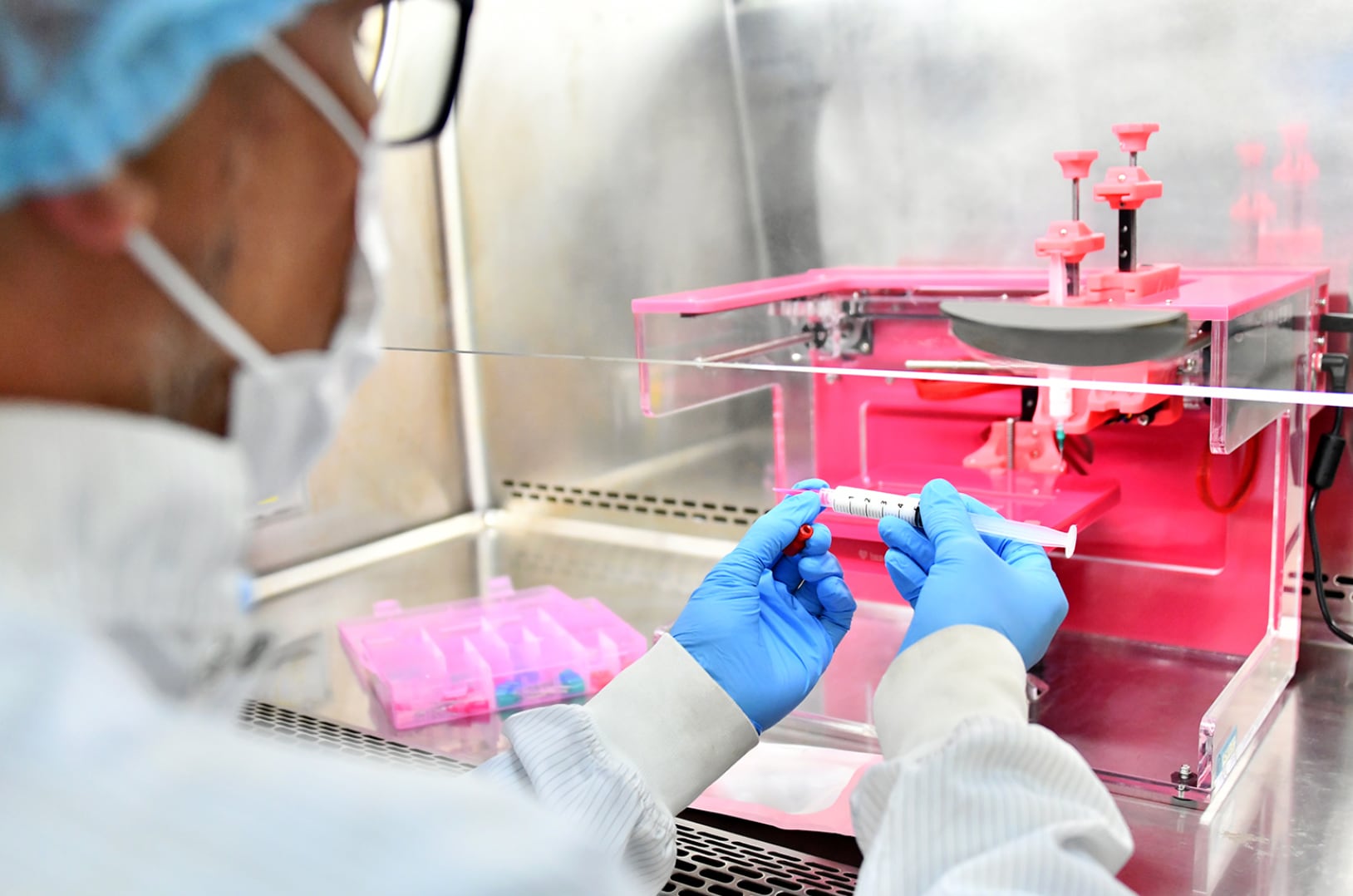 La tecnología de bioimpresión 3D abre posibilidades para desarrollar sustitutos de piel, estructuras de cartílago e injertos óseos, aplicaciones que avanzan en distintas etapas de investigación y desarrollo clínico internacional. Crédito: UCR