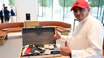 Hombre lleva su colección de 53 iPhone en Dubai para comprar dos iPhone Duo