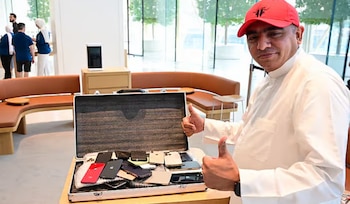 Mohammed Shakaa exhibió una colección de 53 teléfonos iPhone en una tienda de Apple en Dubái. (Shihab)