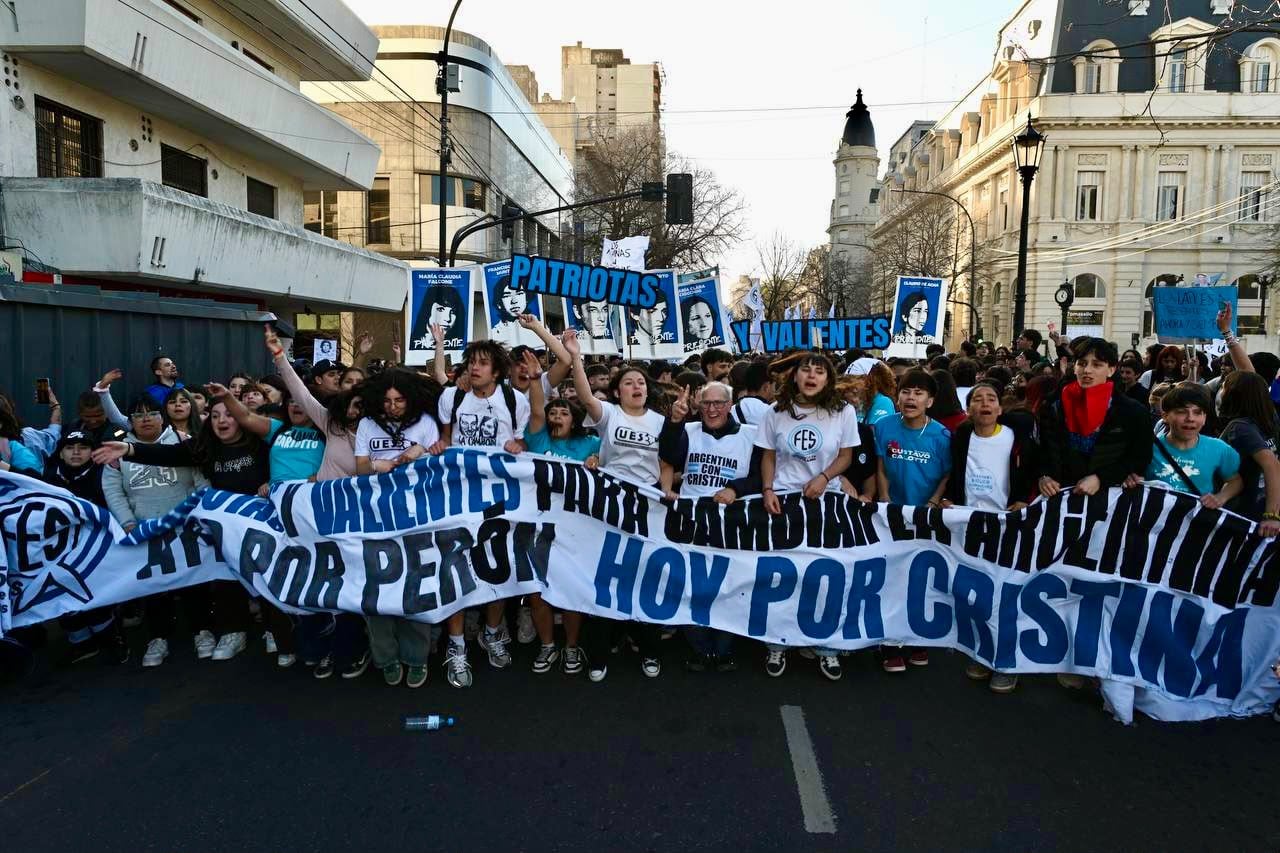 La presidenta de la FES junto a Pablo López, uno de los sobrevivientes de La Noche de Los Lápices al frente de la movilización de este miércoles