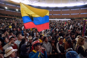 Miembros de la comunidad indígena reunidos en la Casa de la Cultura, en Quito, durante la ola de protestas por el alza de los precios de los combustibles ordenado por Lenín Moreno (Photo by Rodrigo BUENDIA / AFP)