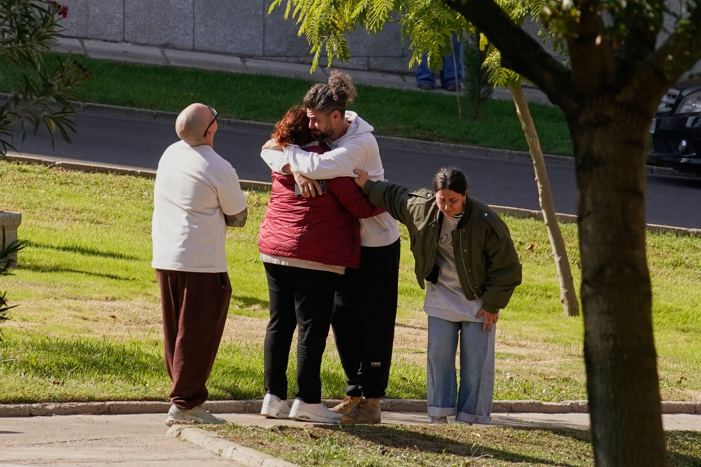 Personas en busca de familiares que viajaban en dos trenes que chocaron se reúnen en una residencia religiosa convertida en instalación médica temporal en Toledo, España, el 29 de octubre de 2026. (AP Foto/Andrea Comas)
