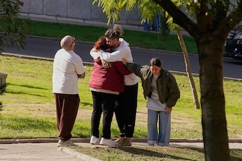 Personas en busca de familiares que viajaban en dos trenes que chocaron se reúnen en una residencia religiosa convertida en instalación médica temporal en Toledo, España, el 29 de octubre de 2026. (AP Foto/Andrea Comas)