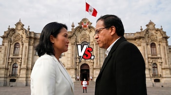 Un hombre y una mujer se miran fijamente frente al Palacio de Gobierno de Perú, con la bandera peruana y la "S" del versus en rojo entre ellos. Hay guardias.