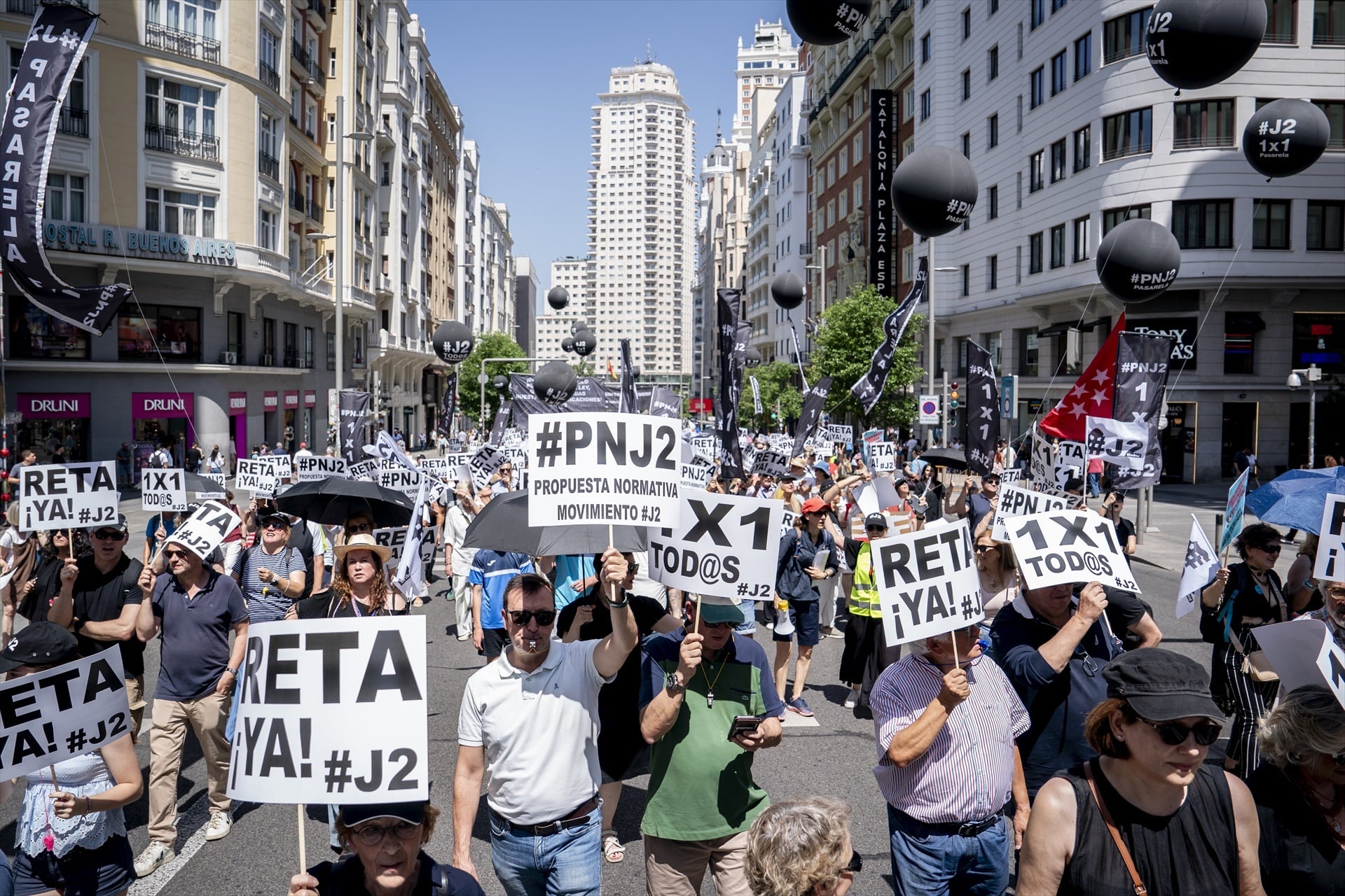 Decenas de mutualistas durante una manifestación convocada por Movimiento #J2, en Madrid.(A. Pérez Meca / Europa Press)