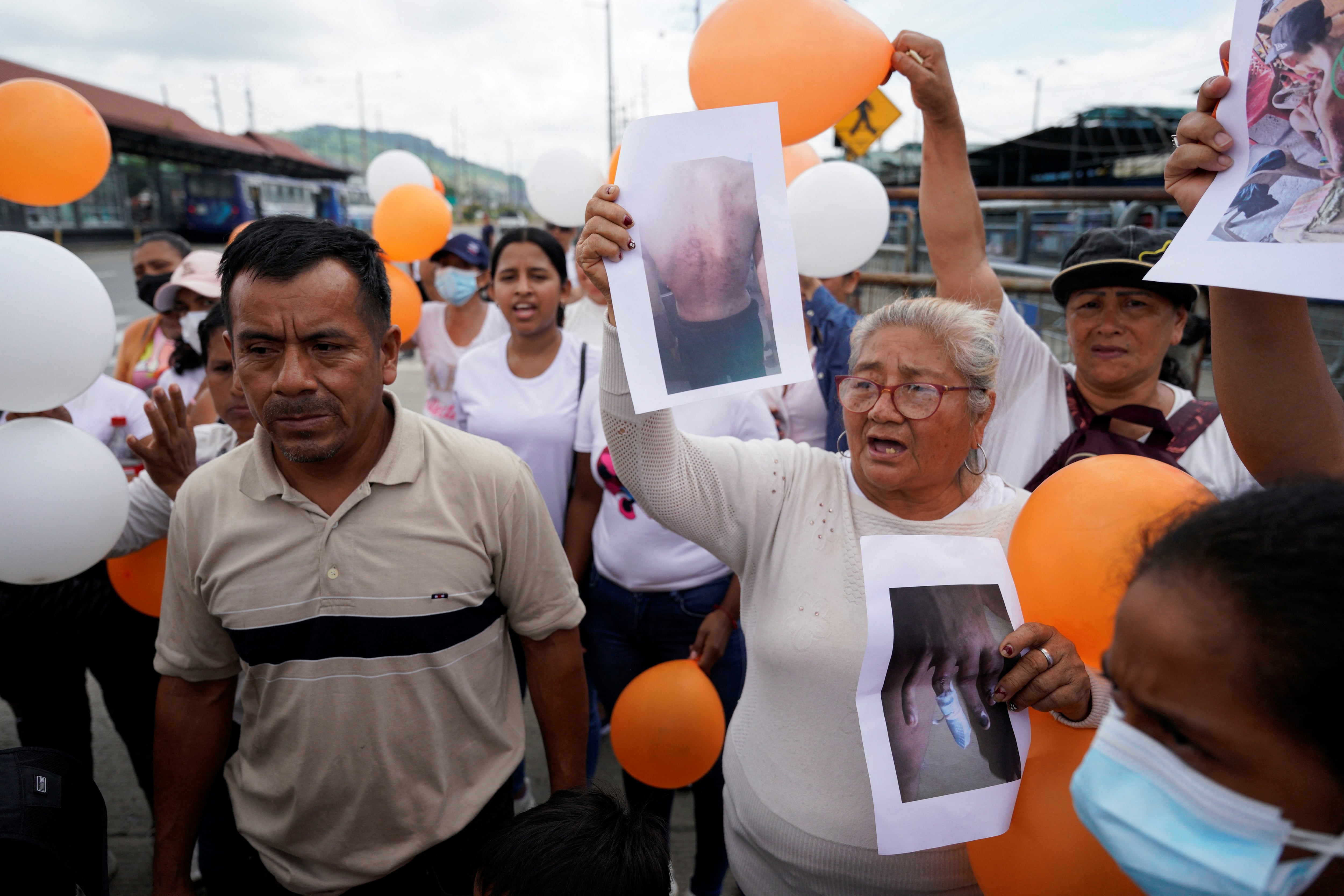 Familiares de reclusos protestan por lo que dicen son condiciones de violencia y desnutrición en la Penitenciaría del Litoral, en medio de un brote de tuberculosis en el centro, en Guayaquil, Ecuador, el 9 de abril de 2025. REUTERS/Santiago Arcos