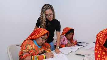 Mujeres adultas acceden a la