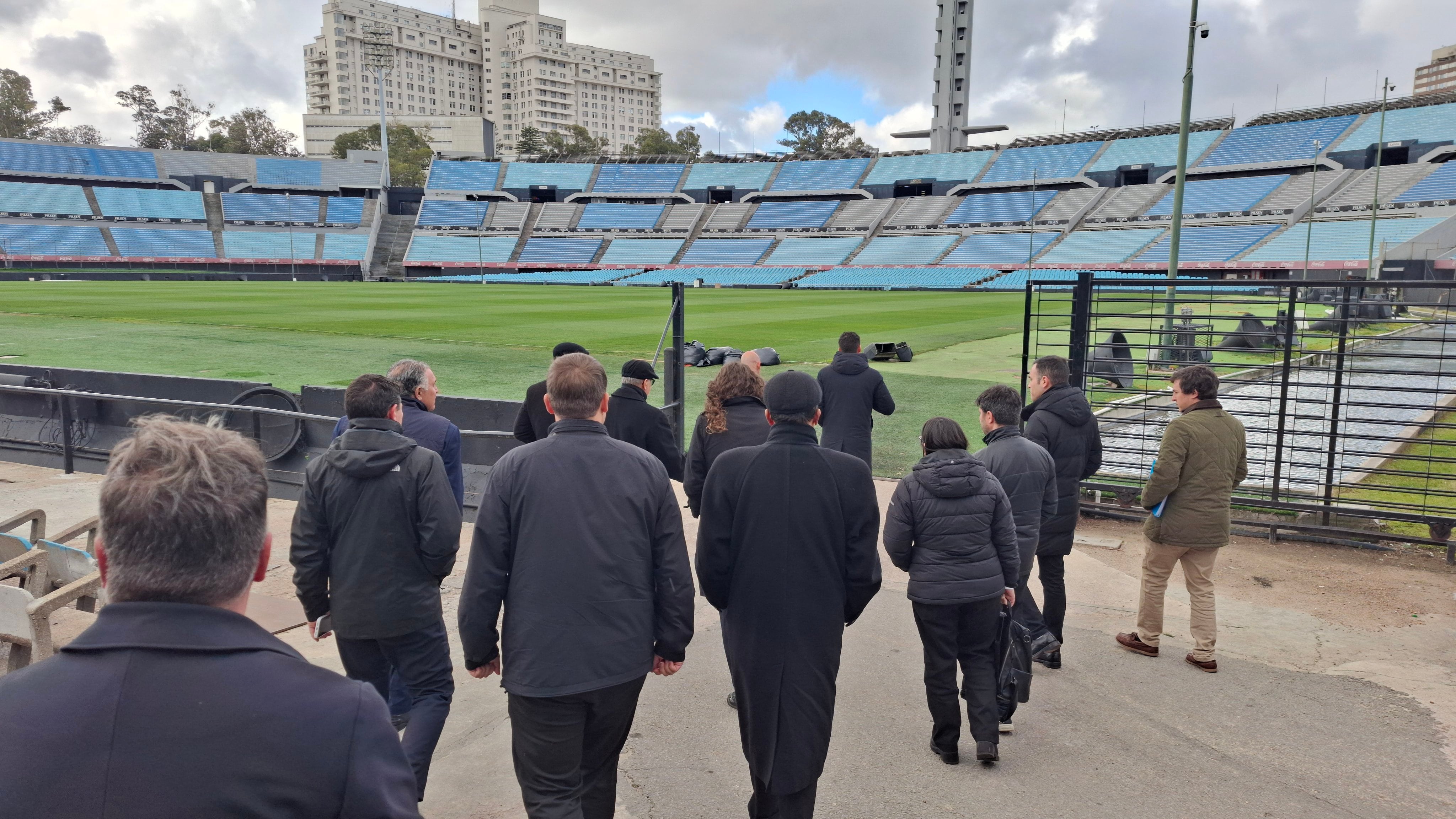 La delegación vaticana arriba al estadio Centenario de Montevideo (@iglesiauy)