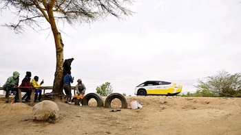 La primera ambulancia del mundo que se mueve con energía solar lleva asistencia sanitaria a los lugares más remotos de África
