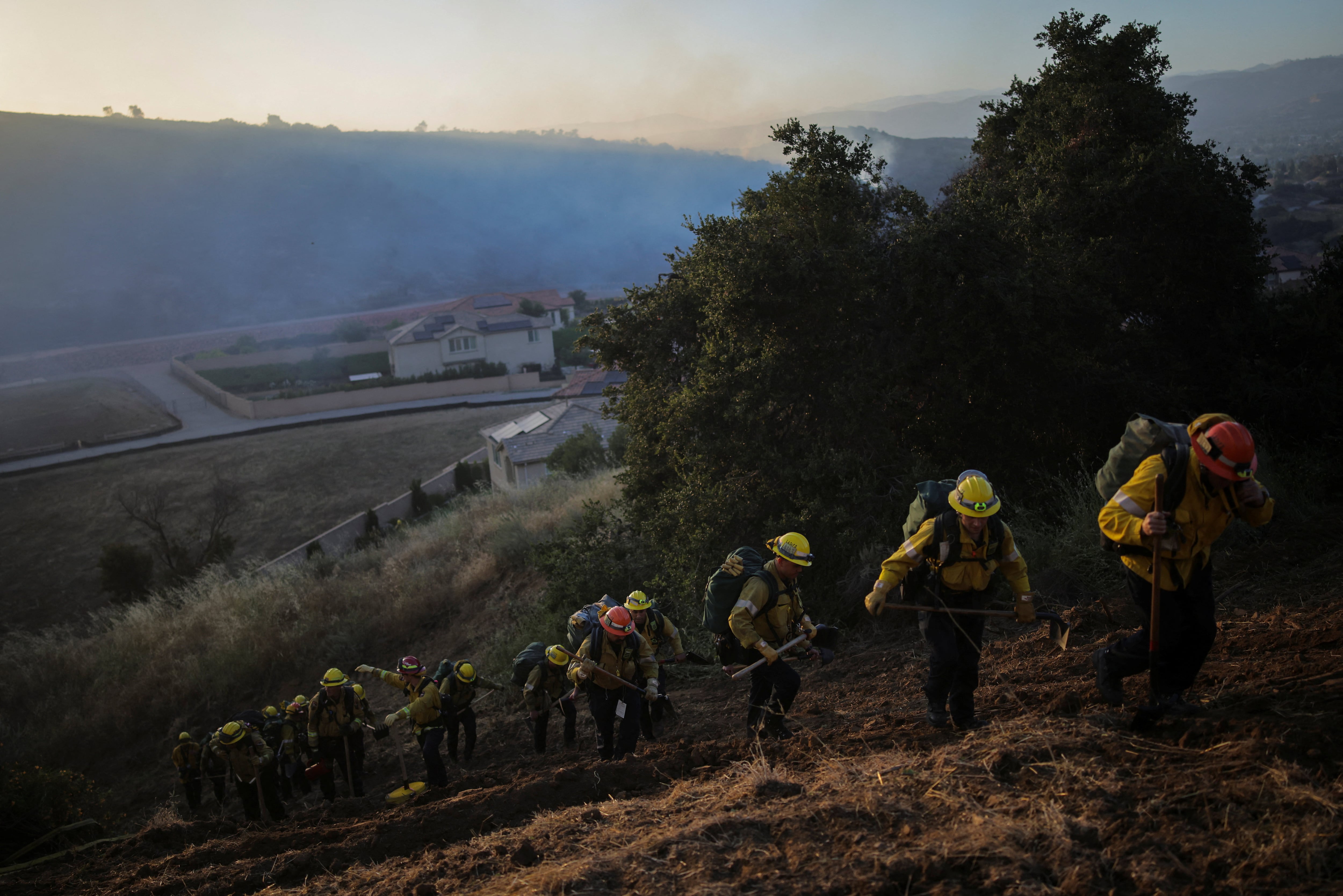 En Estados Unidos la estrategia para controlar los incendios forestales incluye herramientas tecnológicas como cámaras con inteligencia artificial, programas comunitarios y medidas para proteger viviendas en zonas de alto riesgo. - crédito REUTERS/Daniel Cole