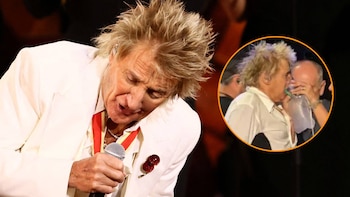 Rod Stewart casi se desmaya durante un concierto y necesitó oxígeno para continuar el show