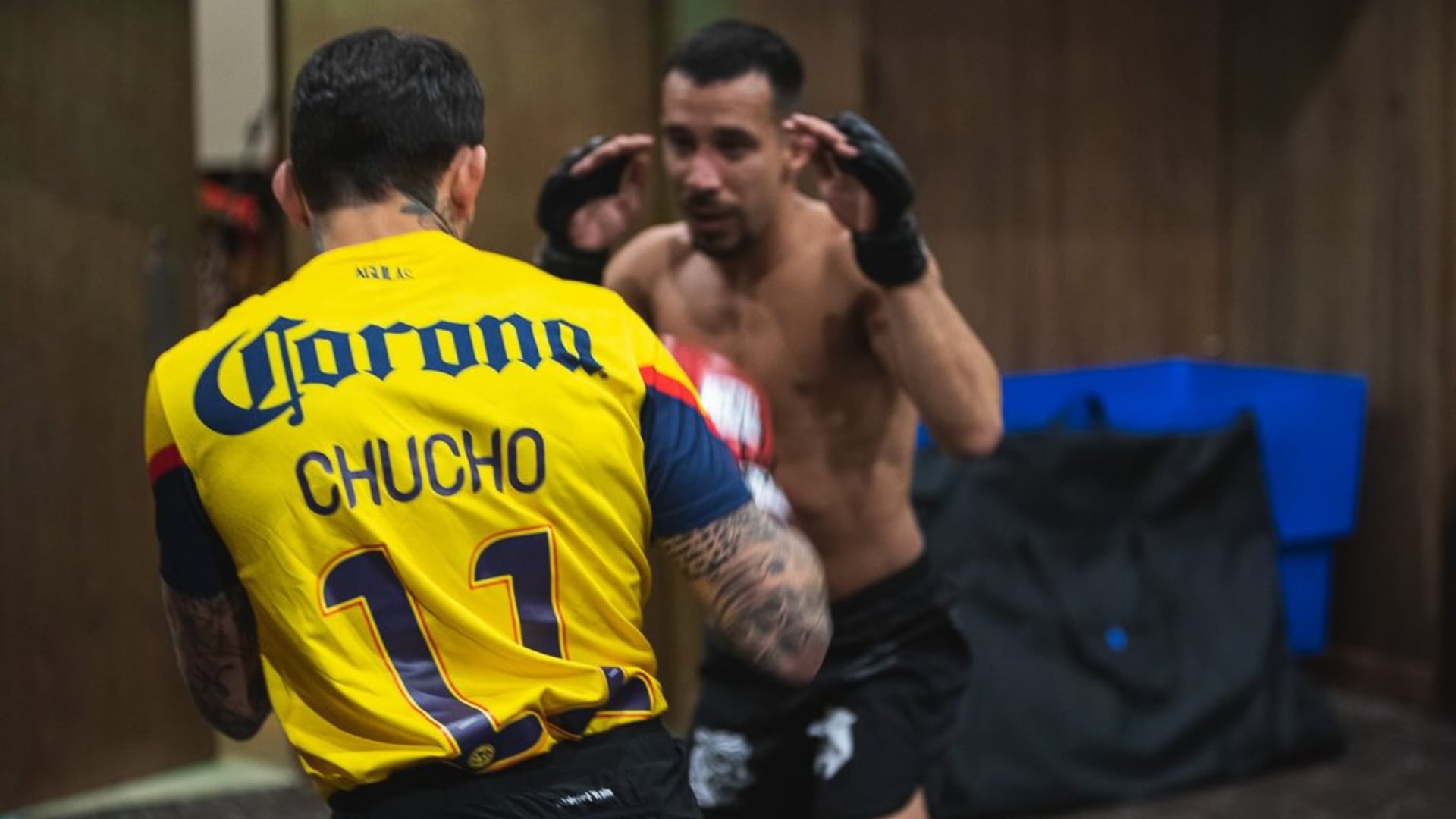 La vuelta del luchador ecuatoriano para la UFC Fight Night adquirió un significado especial al portar la prenda emblemática que evocó la memoria del ídolo americanista. (Instagram/ @chitoveraufc)