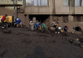 Vecinos limpian una después de