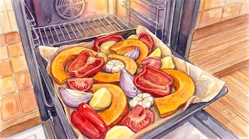 Ilustración en acuarela de una bandeja de horno con trozos de calabaza, pimientos rojos, cebolla morada, patatas, tomates y cabezas de ajo.