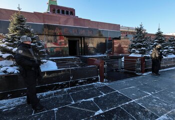 Policías rusos hacen guardia ante