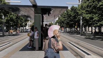 España registrará hoy estabilidad, con hasta 35ºC en el sur, noches tropicales y aviso por olas en Canarias