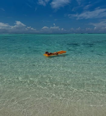 Rodeada de aguas cristalinas y