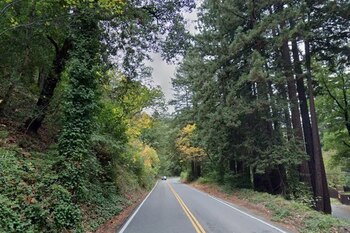 Un auto cayó 122 metros por un acantilado en las montañas de Santa Cruz, California, y dejó tres muertos (Google Maps)