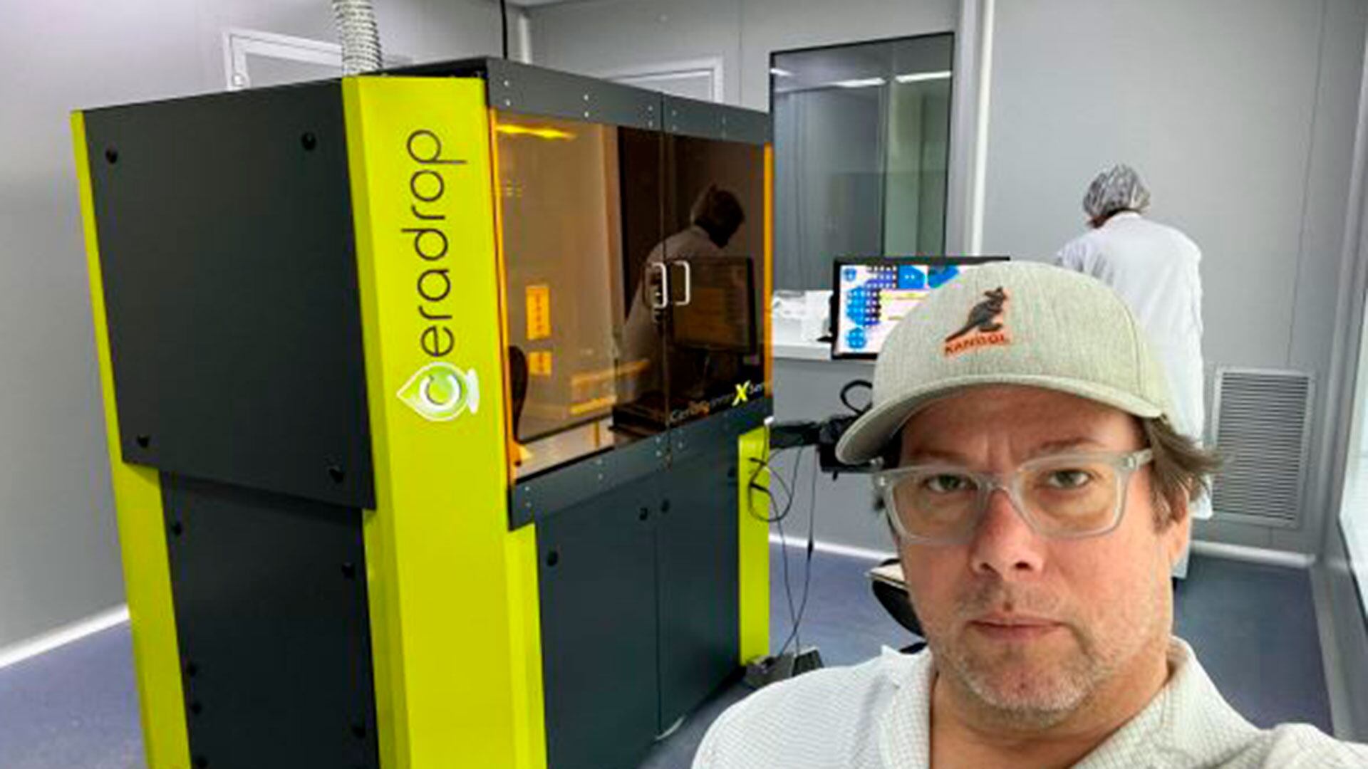 Barón, en el laboratorio de Dynami en la Fundación Argentina de Nanotecnología. Detrás suyo, la impresora francesa Eradrop, que adaptó para la impresión de electrodos