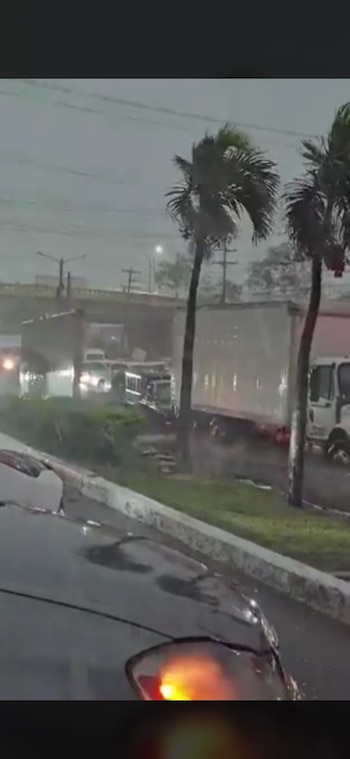 Bomberos atendieron emergencias por automóviles atrapados en corrientes de agua. La 13 calle fue una de las zonas más afectadas por las lluvias. (Foto: Redes sociales / captura de video)