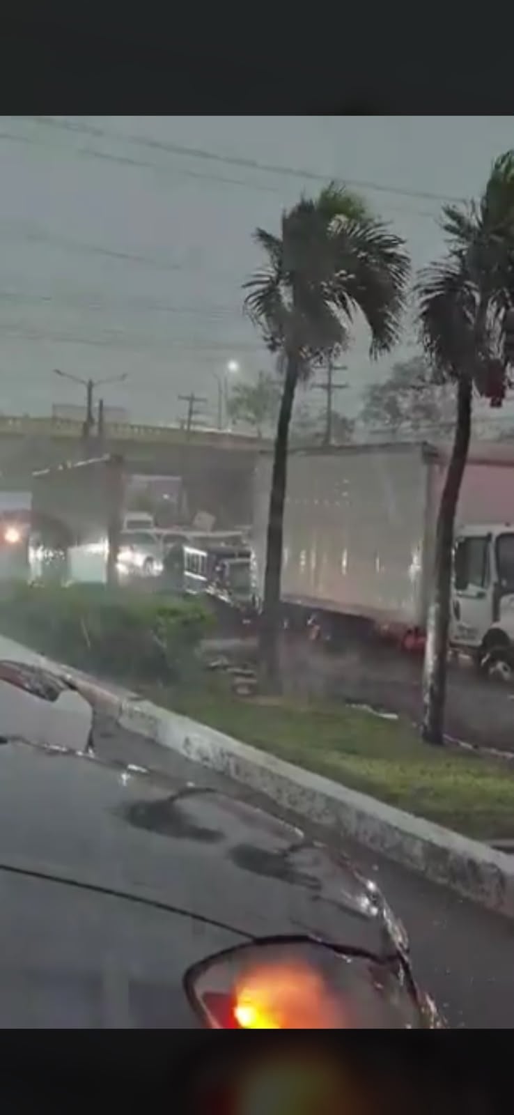 Bomberos atendieron emergencias por automóviles atrapados en corrientes de agua. La 13 calle fue una de las zonas más afectadas por las lluvias. (Foto: Redes sociales / captura de video)