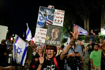 Bajo el lema “Primero firma el acuerdo y luego da tu discurso”, los asistentes al acto y las rehenes demandaron al líder israelí avanzar en el acuerdo del alto el fuego antes de su visita a Estados Unidos, donde intervendrá en el Congreso y se espera que se reúna con el presidente, Joe Biden (REUTERS/Ammar Awad)