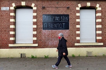 Una mujer camina frente a