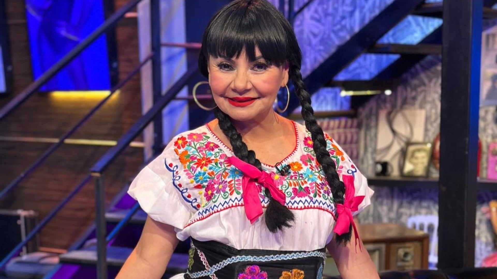 La comediante Bettina Salazar sonríe caracterizada como su personaje Olga Sana en un foro de televisión. (Instagram: Olga Sana)