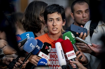La portavoz del Sindicato de Inquilinas de Madrid, Alicia del Río, atiende a la prensa en la acampada de la Puerta del Sol. (A. Pérez Meca / Europa Press)
