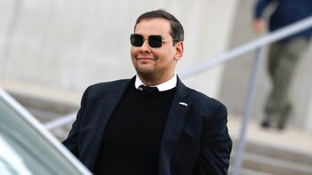 El congresista Santos se muestra