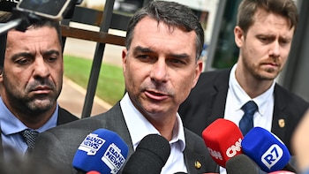 El Supremo de Brasil prohibió a Flavio Bolsonaro visitar a su padre durante 90 días por violar el arresto domiciliario