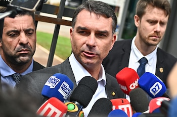 Fotografía de archivo en la que se captó al senador brasileño Flávio Bolsonaro (c) al atender a la prensa, en Brasilia (Brasil)
EFE/Andre Borges