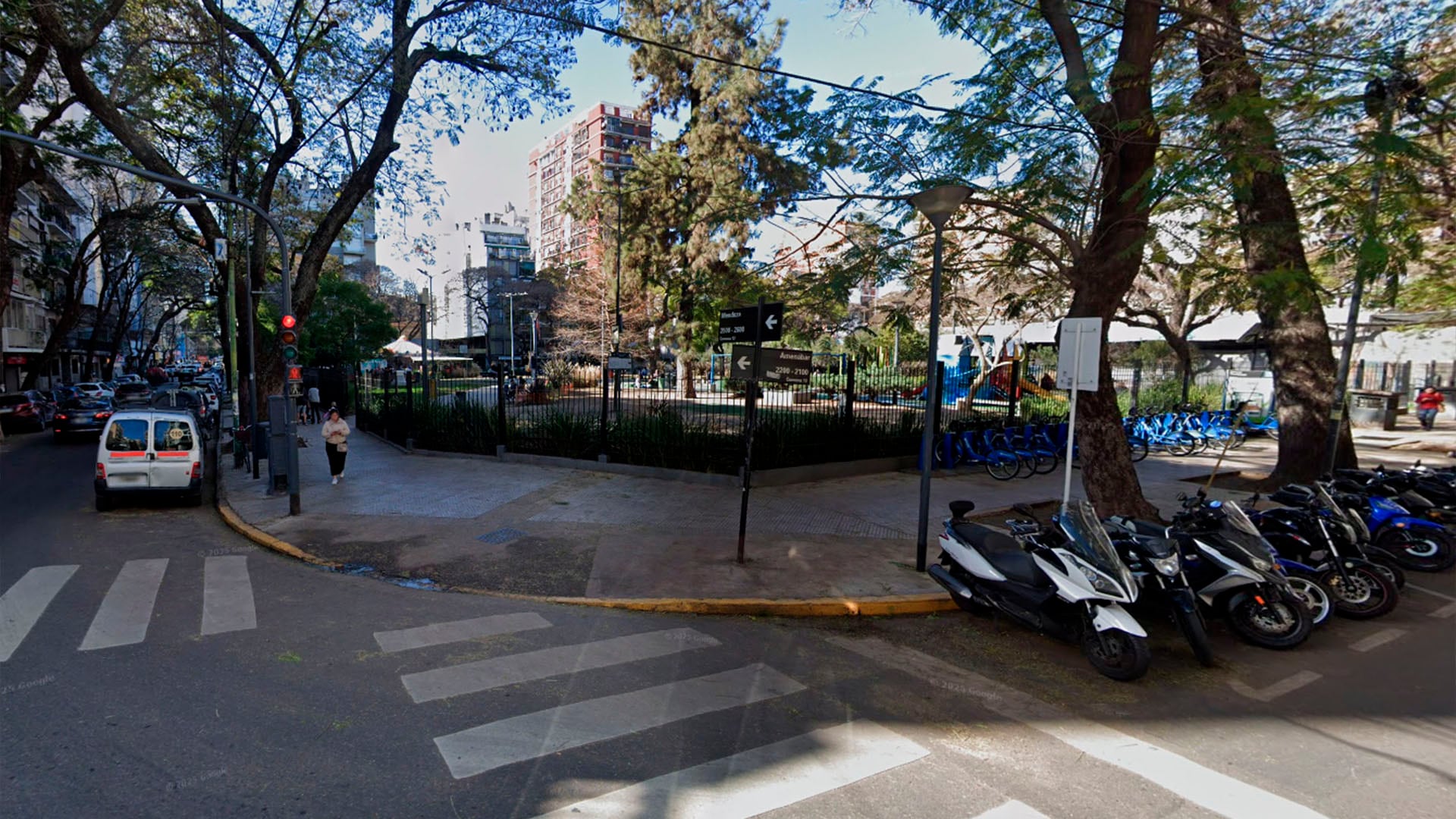 La Plaza Noruega, en Belgrano, donde también intentan desalentar el uso vehicular a través de estacionamientos subterráneos (Captura Google Maps)