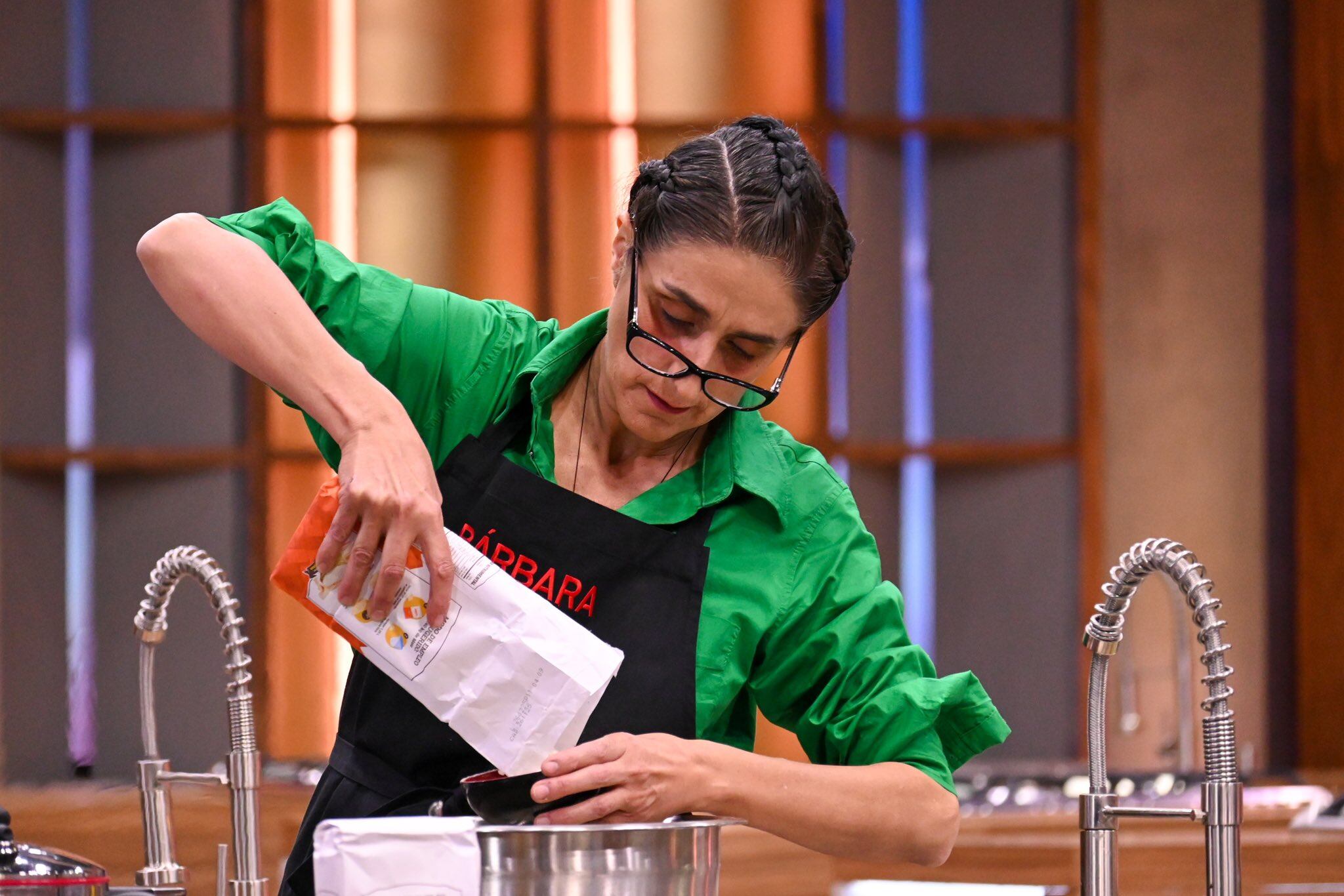 Bárbara Torres sufrió durante el reto de eliminación que implicaba preparar garnachas. (@MasterChefMx)
