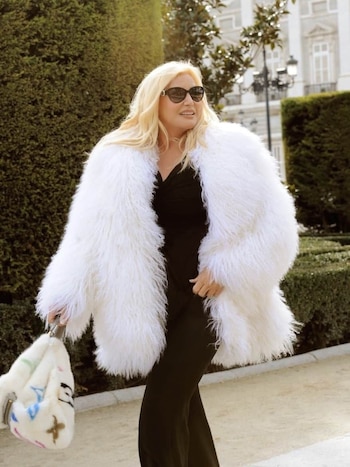 La sensual sesión de fotos de Julieta Poggio homenajeando a Susana Giménez