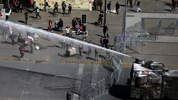 La Policía lanzó agua para