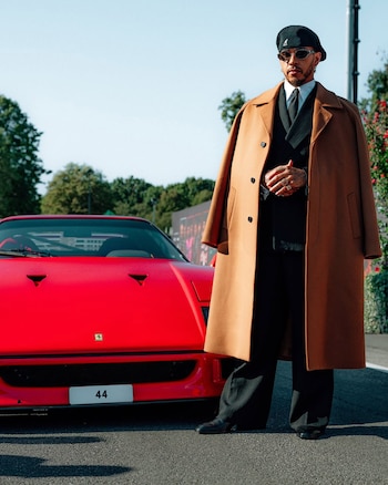 Lewis Hamiltona arribó con su Ferrari F40 a Monza para correr en la Fórmula 1
