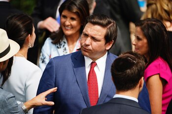 En la imagen el gobernador de Florida (EEUU), Ron DeSantis. EFE /JIM LO SCALZO /Archivo