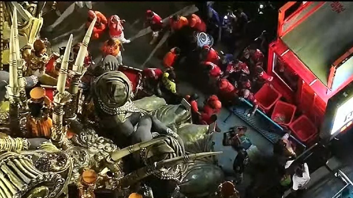 El momento del accidente con la carroza de la União de Maricá. Tres personas resultaron heridas al ser prensadas contra la reja del sector 12. (Reprodução/Youtube/Band Folia)