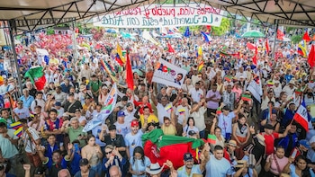 La Secretaría de Movilidad de Cali detectó buses escalera transportando personas en el techo, incumpliendo la normativa de tránsito - crédito @aida_quilcue/X