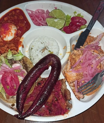 En el centro de Valladolid hay mercados de comida yucateca. Uno de ellos es la Lonchería Canul en donde se pueden disfrutar las tradicionales sopas de lima desde 60 pesos. (Foto: Fanny Padilla)