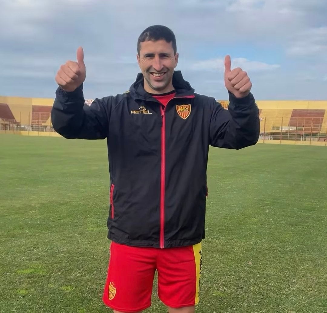 El Flaco, con la indumentaria del conjunto correntino